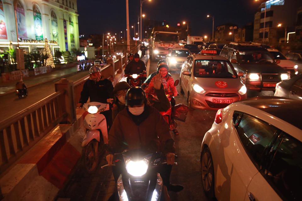 Hà Nội: Người dân tiếp tục về quê nghỉ Tết Dương lịch, đường cao tốc quốc lộ 5 ùn tắc kéo dài hàng km